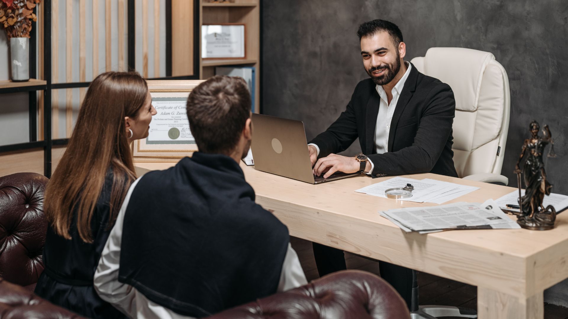 Detective presentando pruebas verificadas al cliente tras finalizar la investigación.