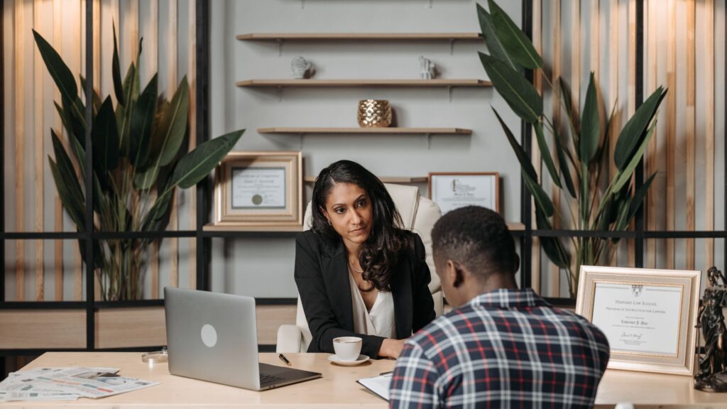 Investigador privado en Lima analizando casos en su oficina con enfoque profesional.