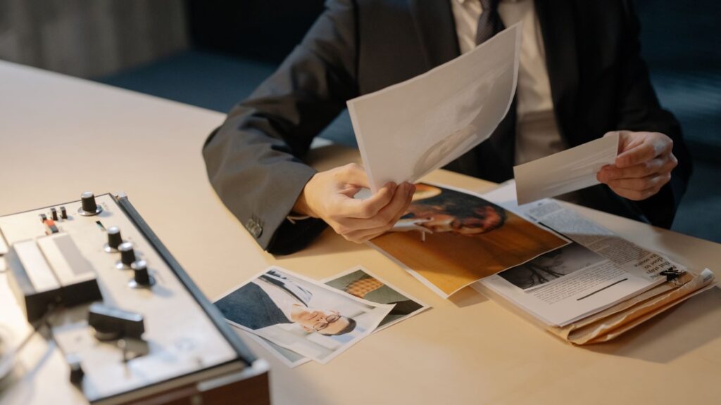 Investigador privado en Lima analizando casos en su oficina con enfoque profesional.