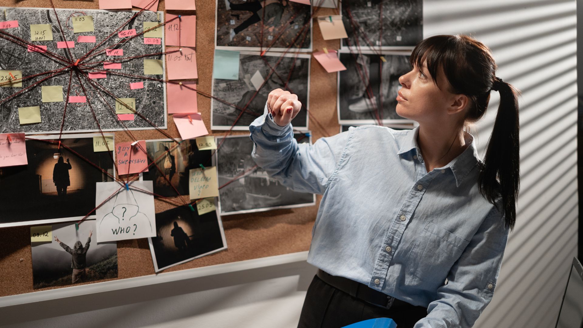 Mapa de investigación con pistas y conexiones entre sospechosos y lugares clave.