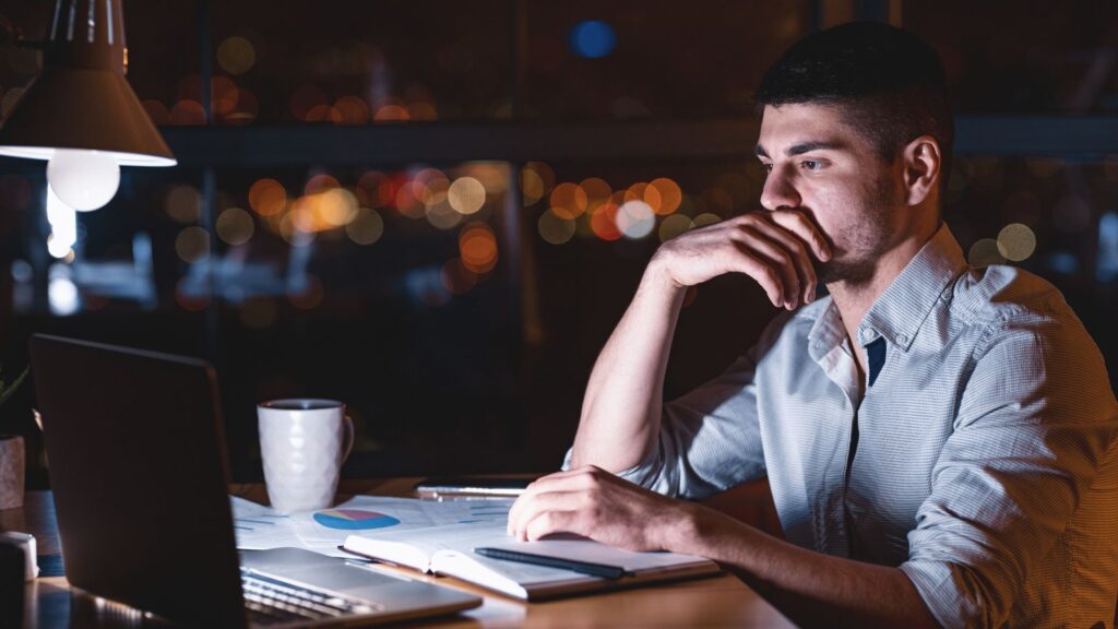 Reunión confidencial entre cliente y detective privado para evaluar un caso.